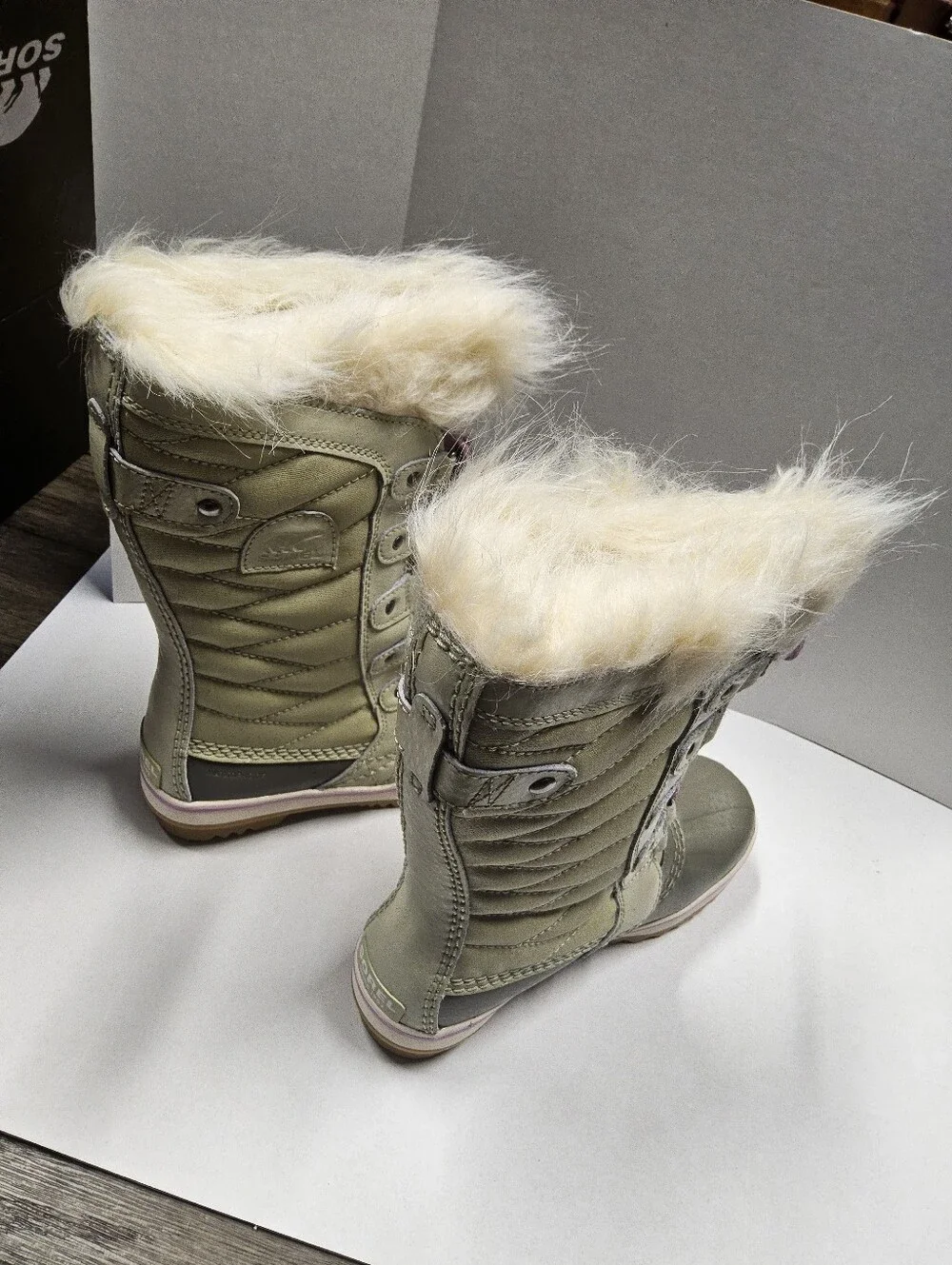 Youth Size 1 Faux Fur Trim Winter Boots Light Green & Gray withLavender Laces